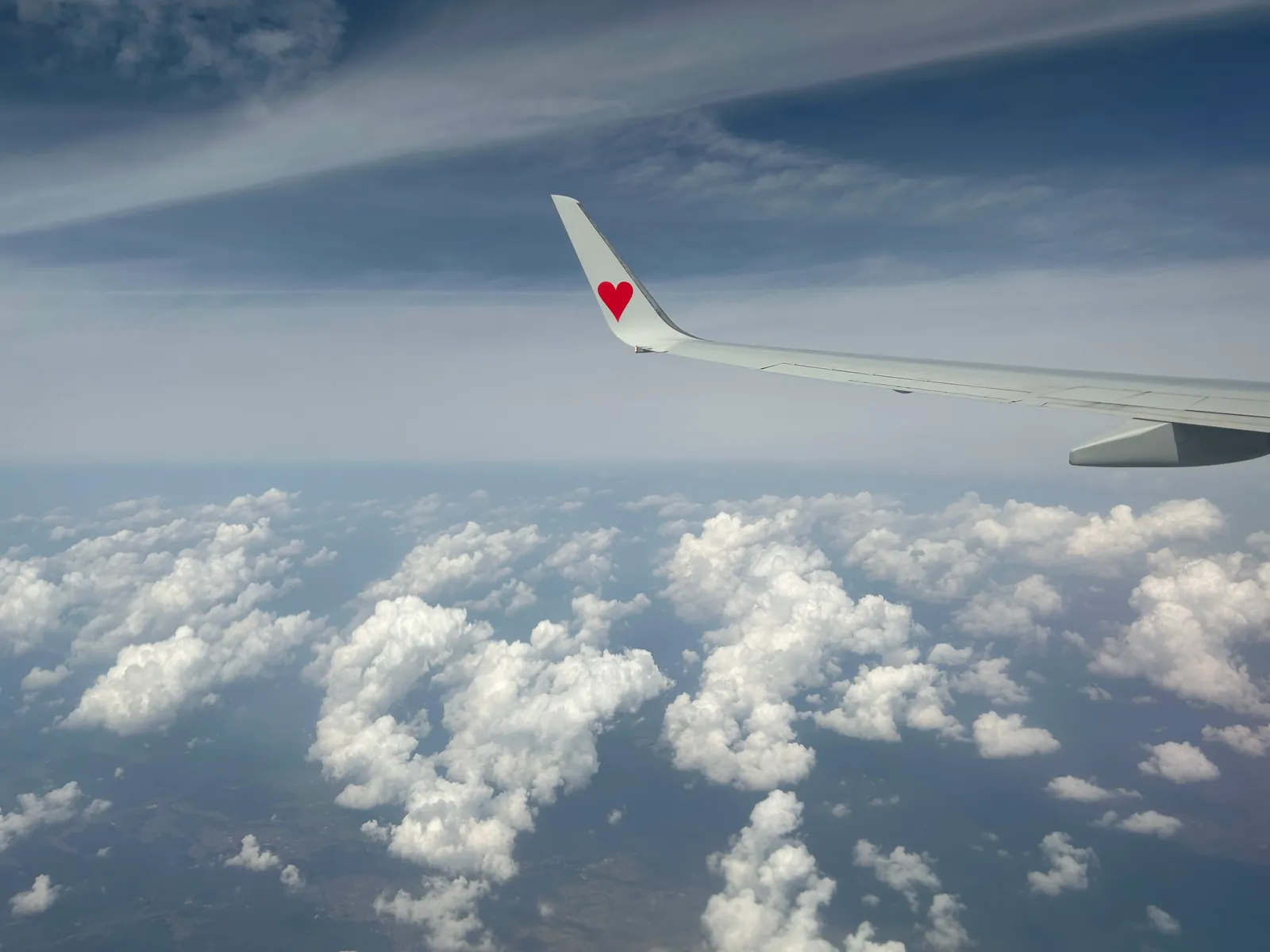 Vue du hublot, au-dessus des nuages