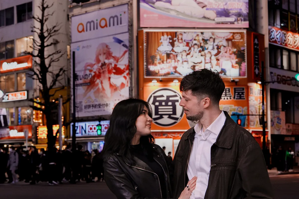 Nylina et Arthur à Akihabara, la nuit
